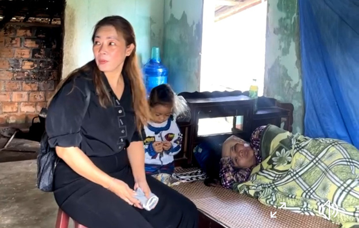 Ca sĩ Kiều Lệ đến thăm gia đình của bé Phan Thị Ca và động viên mẹ bé sớm vượt qua bệnh tật - Ảnh: NVCC