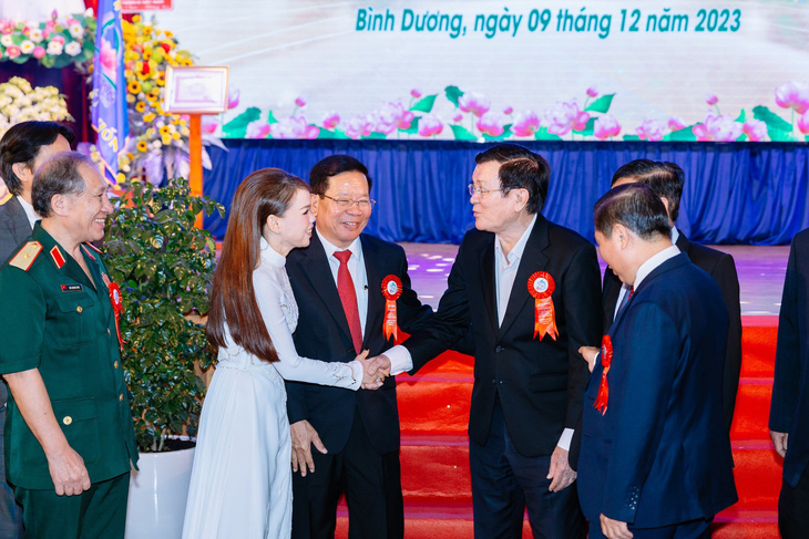 Nguyên Chủ tịch nước Trương Tấn Sang chúc mừng đại diện Trường cao đẳng công nghệ cao Đồng An nhân dịp 15 năm thành lập trường và đón nhận Huân chương Lao động hạng nhì - Ảnh: B.S.