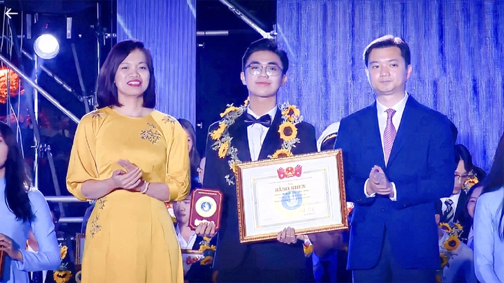 Phiên bản tốt nhất của chính mình- Ảnh 1. Võ Lập Phúc (giữa) nhận cú đúp danh hiệu