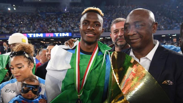 Victor Osimhen (giữa) đoạt danh hiệu Cầu thủ xuất sắc nhất châu Phi năm 2023 - Ảnh: Getty