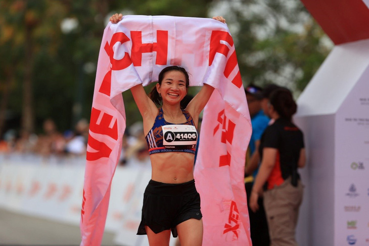 Ngôi sao điền kinh Nguyễn Thị Oanh về nhất ở nội dung marathon nữ