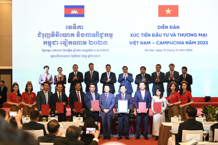 Thủ tướng Phạm Minh Chính và Thủ tướng Hun Manet chứng kiến lễ trao các thỏa thuận hợp tác giữa doanh nghiệp hai nước - Ảnh: VGP/NHẬT BẮC