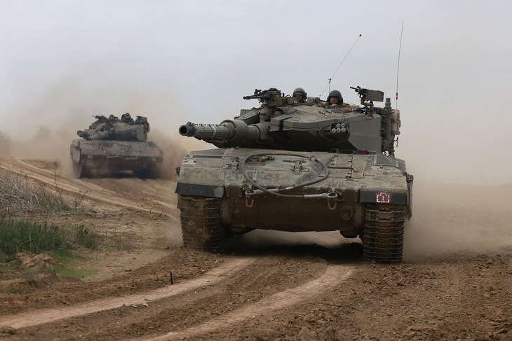 Xe tăng Israel di chuyển dọc biên giới với Dải Gaza ngày 7-12 - Ảnh: AFP