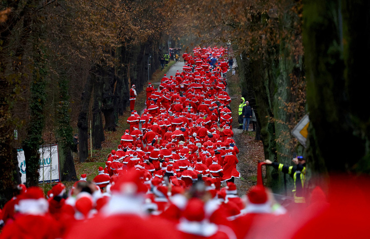 Trong ảnh, nhiều người mặc trang phục ông già Noel tham gia cuộc chạy bộ thường niên Nikolaus Lauf, tạo thành con đường màu đỏ ở thành phố Michendorf, Đức ngày 10-12 - Ảnh: REUTERS