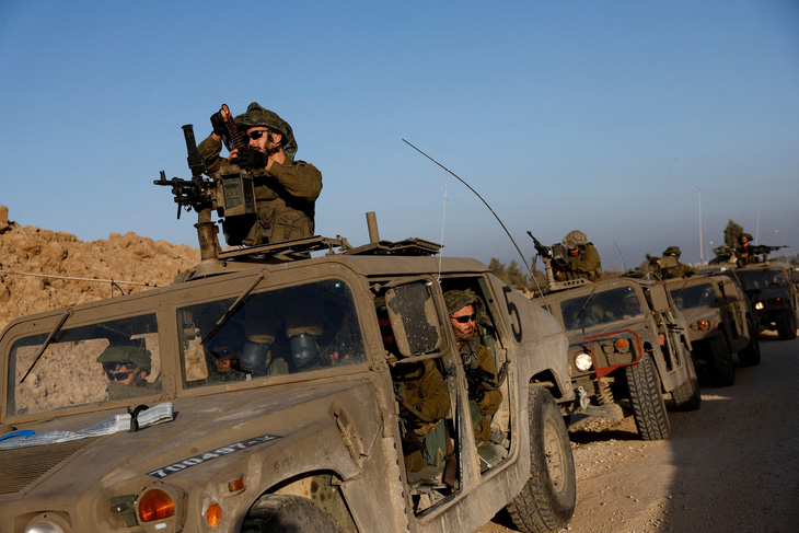 Binh sĩ Israel chuẩn bị tiến vào Dải Gaza từ phía biên giới Israel, ngày 11-12 - Ảnh: REUTERS