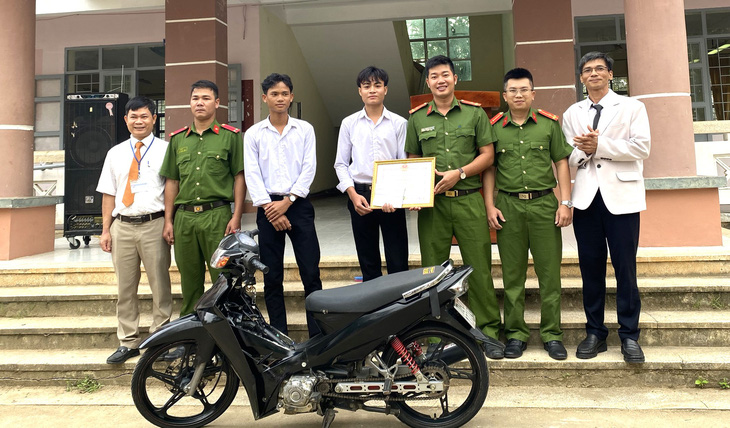 Lãnh đạo Công an thị trấn Hai Riêng trao giấy khen cho Kpắ Y Sem là học sinh ở Trường THPT Nguyễn Du, thị trấn Hai Riêng, đã phát hiện và tham gia bắt kẻ trộm xe máy trên địa bàn - Ảnh: Công an cung cấp