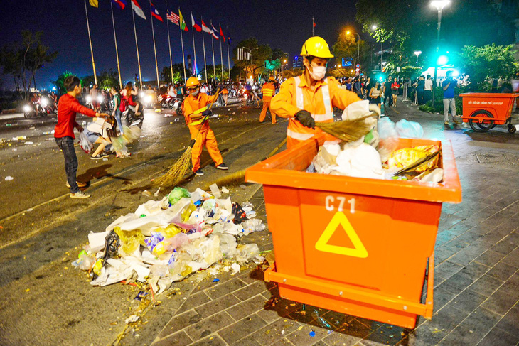 Sau những đêm cuối tuần, lễ hội khu vực trung tâm TP.HCM, đặc biệt là phố đi bộ Nguyễn Huệ luôn tràn lan rác thải - Ảnh: QUANG ĐỊNH