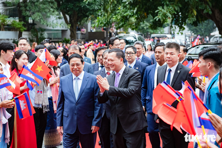 Thủ tướng Phạm Minh Chính và Thủ tướng Campuchia Hun Manet nhận được sự chào đón nồng nhiệt từ sinh viên Đại học Ngoại thương - Ảnh: NAM TRẦN