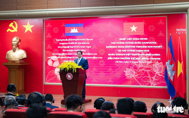 Thủ tướng Phạm Minh Chính cho rằng thế hệ trẻ hai nước ngày nay đang có hành trang tri thức ngày càng toàn diện và hiện đại hơn nhưng cũng cần luôn trân trọng truyền thống đoàn kết, hy sinh, hỗ trợ lẫn nhau giữa hai dân tộc, từ đó quyết tâm bồi đắp tình hữu nghị giữa Việt Nam - Campuchia - Ảnh: NAM TRẦN