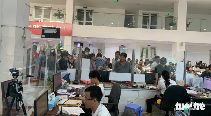 Rất nhiều người đến Trung tâm phục vụ hành chính công tỉnh Tiền Giang đổi giấy phép lái xe mỗi ngày vì tin đồn - Ảnh: HOÀI THƯƠNG