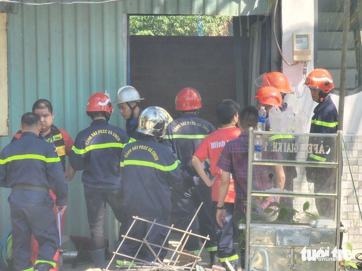 Lực lượng cứu nạn, cứu hộ tích cực đưa nạn nhân ra ngoài sau vụ sập - Ảnh: MINH HÒA
