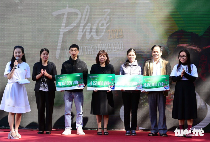 Ban tổ chức trao 75 triệu đồng trích từ tiền bán vé 100 yen/vé ở Vietnam Phở Festival ở Nhật Bản - Ảnh: DUYÊN PHAN