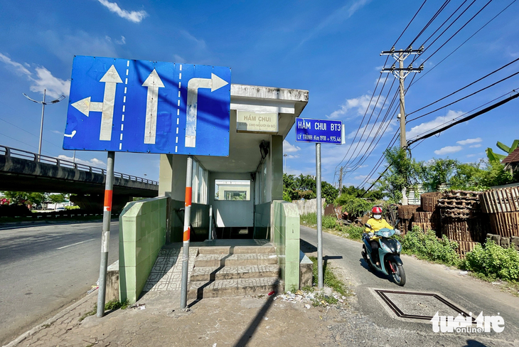 Trong ảnh là hầm đi bộ BT3 - nơi người dân có thể đi bộ xuyên qua quốc lộ 1 (khu vực nút giao Bình Thuận) - Ảnh: CHÂU TUẤN