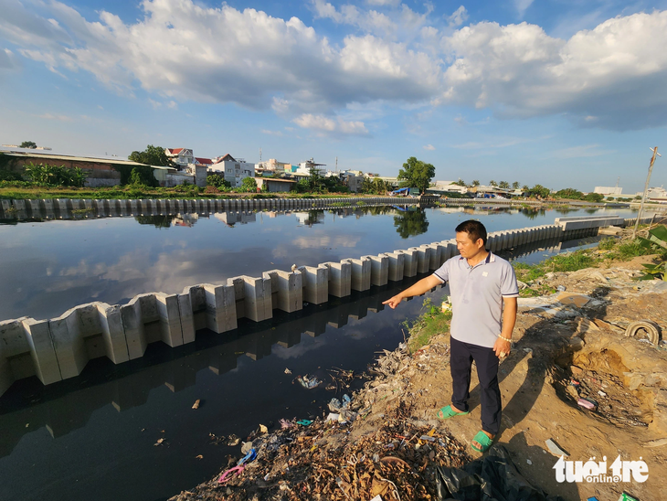 Khu vực bờ kênh Tham Lương - nơi người dân phát hiện con kỳ đà hoa - Ảnh: NGỌC KHẢI