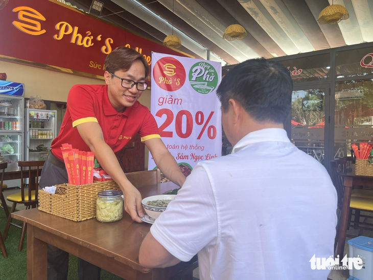 Hoa Hồi Vàng Nguyễn Tự Tin tự tay phục vụ khác trong Ngày của phở 12-12 - Ảnh: Đ.H