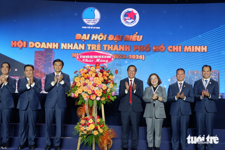 Chủ tịch UBND TP.HCM Phan Văn Mãi (thứ tư từ phải qua) tặng hoa chúc mừng Đại hội Hội Doanh nhân trẻ TP.HCM - Ảnh: K.ANH