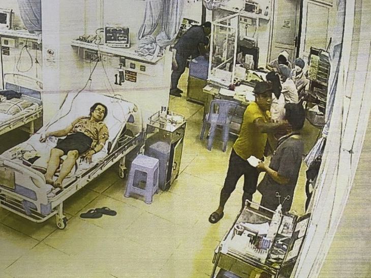Nhân viên y tế Bệnh viện quận 7 bị người nhà bệnh nhân tát vào mặt vào khuya 22-11 - Ảnh: Bệnh viện quận 7 cung cấp