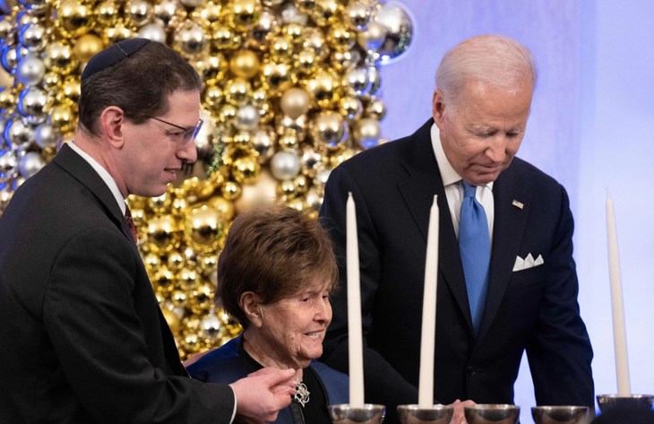 Tổng thống Mỹ Joe Biden thắp nến menorah truyền thống của Do Thái tại một buổi lễ ở Nhà Trắng vào tháng 12-2022 - Ảnh: AFP
