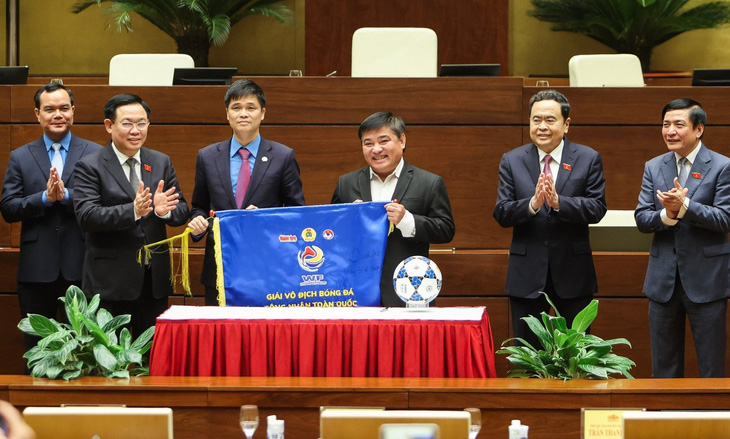 Chủ tịch Quốc hội Vương Đình Huệ phát động Giải vô địch bóng đá công nhân toàn quốc 2023 tại tòa nhà Quốc hội - Ảnh: NGUYỄN KHÁNH