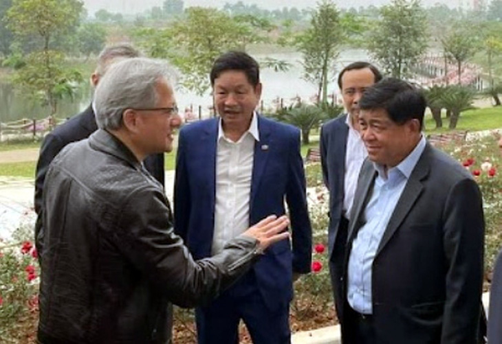 CEO Nvidia Jensen Huang (bìa trái) trao đổi với Bộ trưởng Bộ Kế hoạch và Đầu tư Nguyễn Chí Dũng (phải) và ông Trương Gia Bình (giữa) - Ảnh: DƯƠNG GIANG