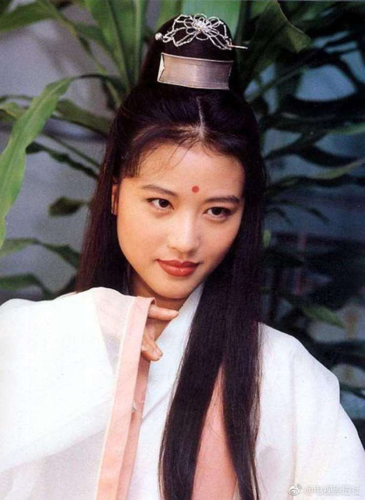 Nữ diễn viên nổi tiếng qua vai diễn Chu Chỉ Nhược trong Ỷ Thiên Đồ Long ký 1994