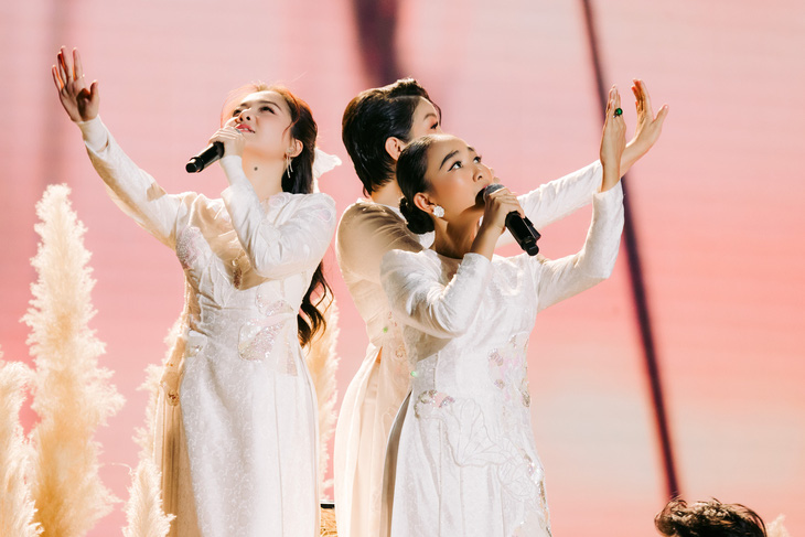 Ca sĩ Mỹ Linh, Đoan Trang, Thanh Ngọc biểu diễn trong Chị đẹp đạp gió rẽ sóng - Ảnh: BTC