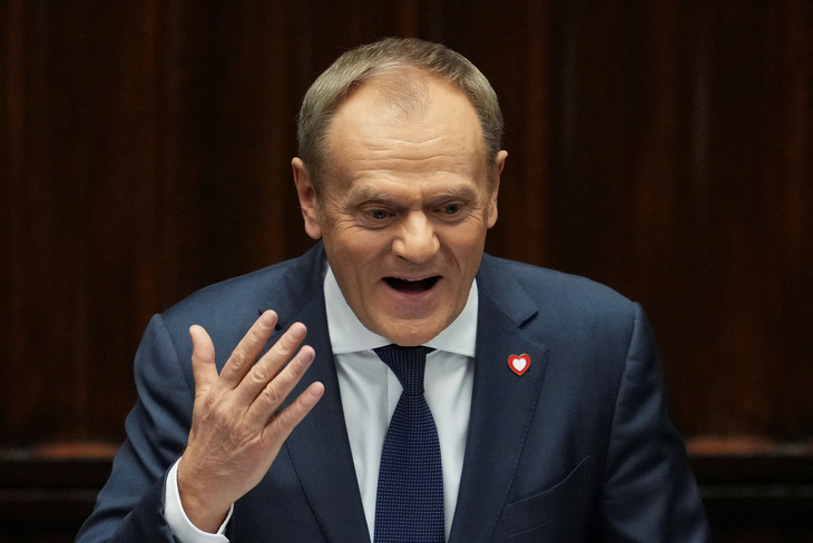 Thủ tướng mới được bổ nhiệm của Ba Lan Donald Tusk giới thiệu chương trình nghị sự trước Quốc hội ngày 12-12 - Ảnh: REUTERS