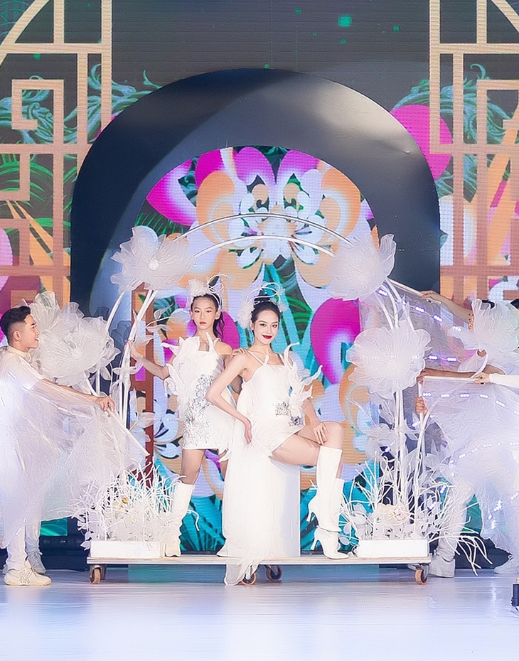 Hoa hậu Thanh Thủy và mẫu nhí Huỳnh Tiểu My có màn xuất hiện hoành tráng