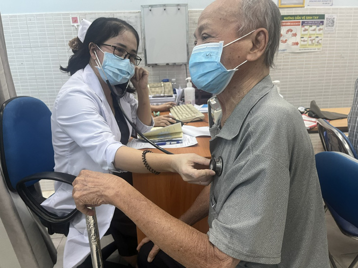 Một bệnh nhân có bảo hiểm y tế đến khám bệnh tại Bệnh viện quận Tân Phú TP.HCM - Ảnh: THÙY DƯƠNG
