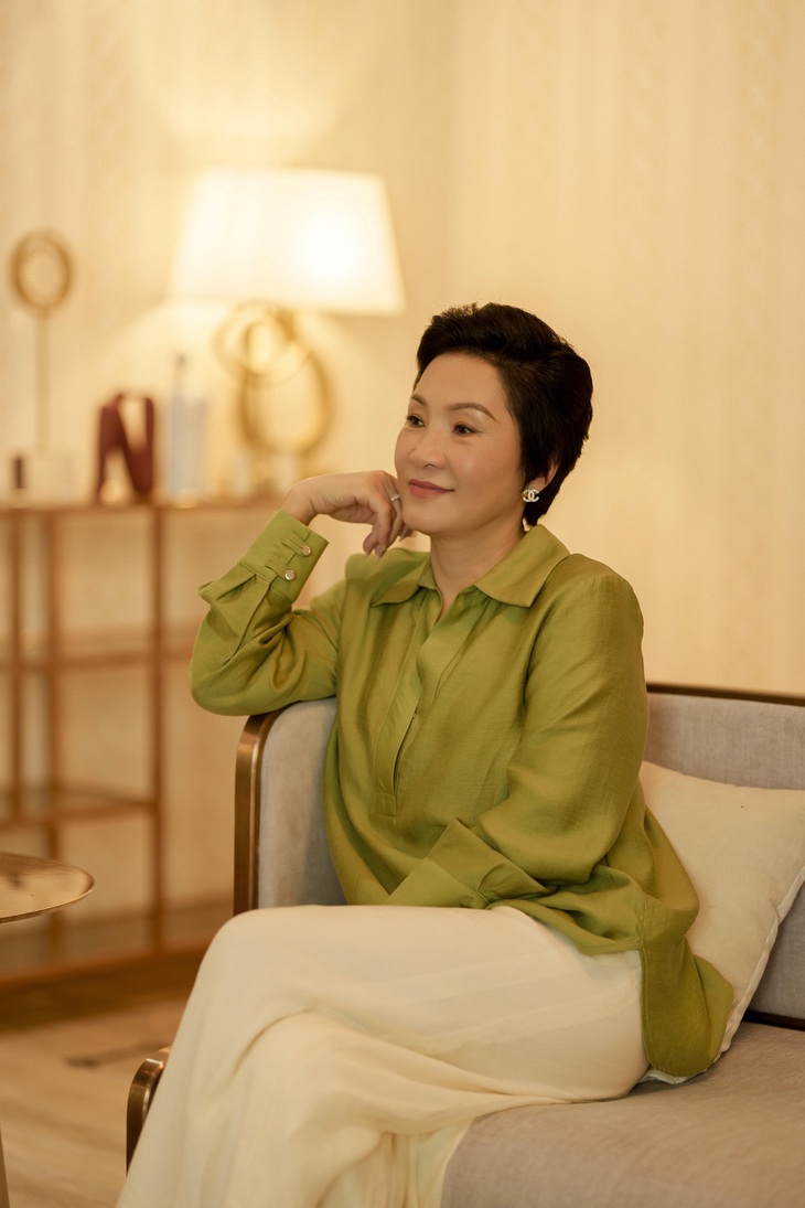 Tạo hình "nữ đại gia" tên Đào của Hồng Đào trong phim Mai - Ảnh: ĐPCC Vai bà mẹ của Hồng Đào trong phim Mai gây ấn tượng vì diễn xuất lúc cương, lúc nhu - Ảnh: ĐPCC