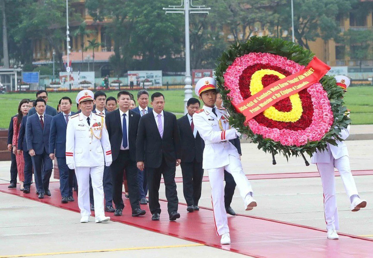 Thủ tướng Campuchia Hun Manet đến đặt vòng hoa và vào Lăng viếng Chủ tịch Hồ Chí Minh, sáng 12-12 - Ảnh: TTXVN