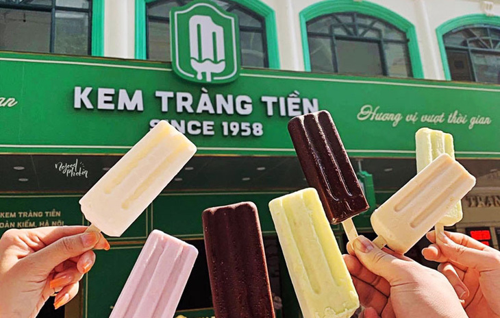 Kem Tràng Tiền từ lâu đã thu hút du khách đến nếm thử hương vị mỗi lần đến Hà Nội