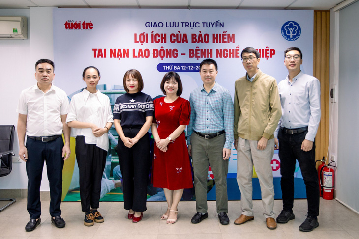 Các khách mời (đứng vị trí thứ 3, 4 và 6 từ trái qua) tham gia giao lưu trực tuyến sáng 12-12 tại văn phòng báo Tuổi Trẻ ở Hà Nội - Ảnh: DANH KHANG