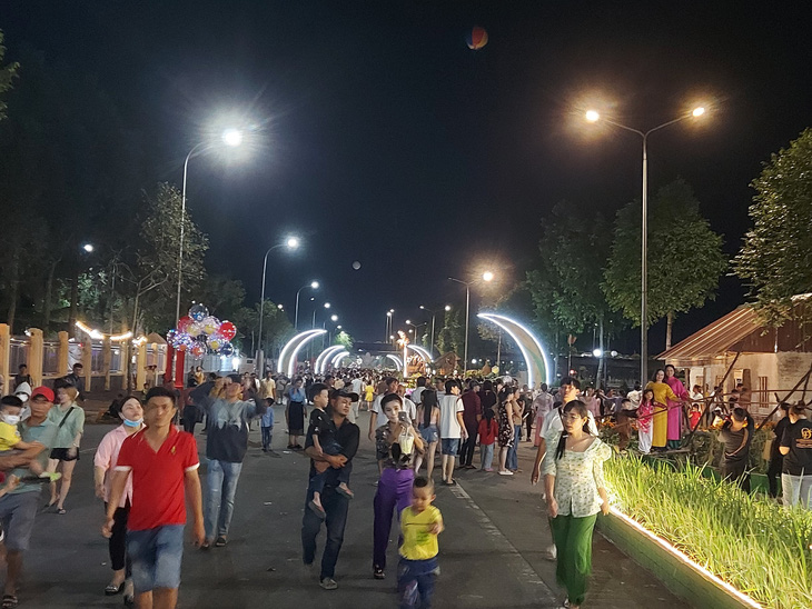Đông đảo người dân đến tham quan tại Festival quốc tế ngành hàng lúa gạo Việt Nam - Hậu Giang 2023  - Ảnh: CHÍ CÔNG