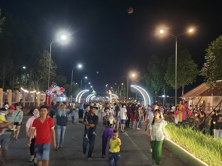 Đông đảo người dân đến tham quan tại Festival quốc tế ngành hàng lúa gạo Việt Nam - Hậu Giang 2023  - Ảnh: CHÍ CÔNG