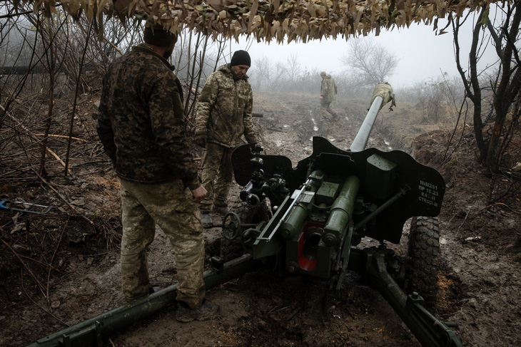 Binh sĩ Ukraine vận hành pháo nhắm vào vị trí quân đội Nga trên chiến trường - Ảnh: NEW YORK TIMES
