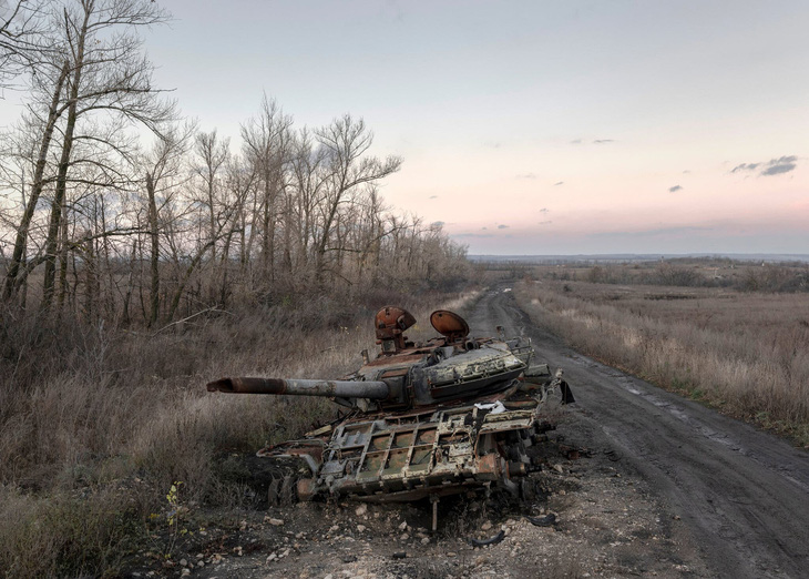 Xe tăng Nga bị phá hủy tại vùng Kharkhov - Ảnh: NEW YORK TIMES