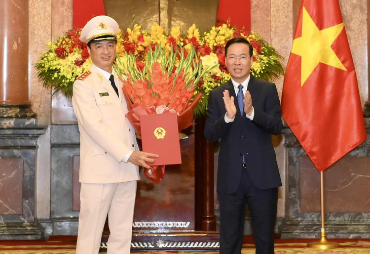 Chủ tịch nước Võ Văn Thưởng trao quyết định thăng cấp bậc hàm từ trung tướng lên thượng tướng đối với Thứ trưởng Bộ Công an Nguyễn Duy Ngọc - Ảnh: TTXVN