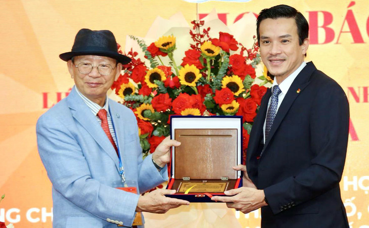 Phó giám đốc Sở Văn hóa và Thể thao TP.HCM Nguyễn Nam Nhân (phải) trao quà kỷ niệm cho Chủ tịch WoMAU Chung Wha Tae - Ảnh: DƯ HẢI