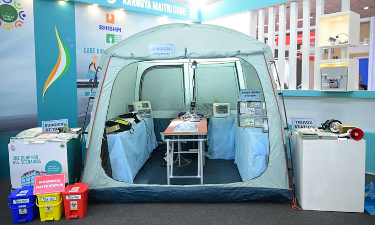 Phòng mổ của bệnh viện dã chiến do Bộ Y tế Ấn Độ phát triển. Nó bao gồm một máy chụp X-quang và siêu âm mini, chạy bằng năng lượng mặt trời. Ảnh: theguardian.com