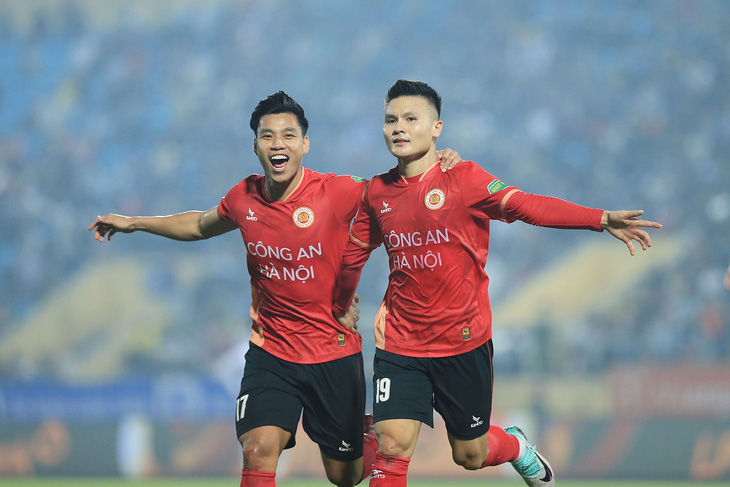 Niềm vui của Quang Hải (phải) sau khi ghi bàn cho CLB Công An Hà Nội - Ảnh: HOÀNG TÙNG