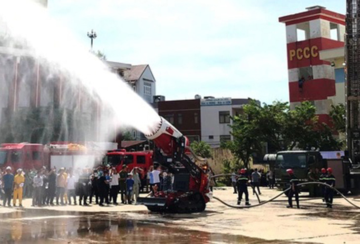 Công an Đà Nẵng tổ chức chương trình thực hành chữa cháy với sự tham gia của hàng trăm người dân, học sinh, sinh viên. Trong đó có robot chữa cháy điều khiển từ xa - Ảnh: ĐOÀN CƯỜNG