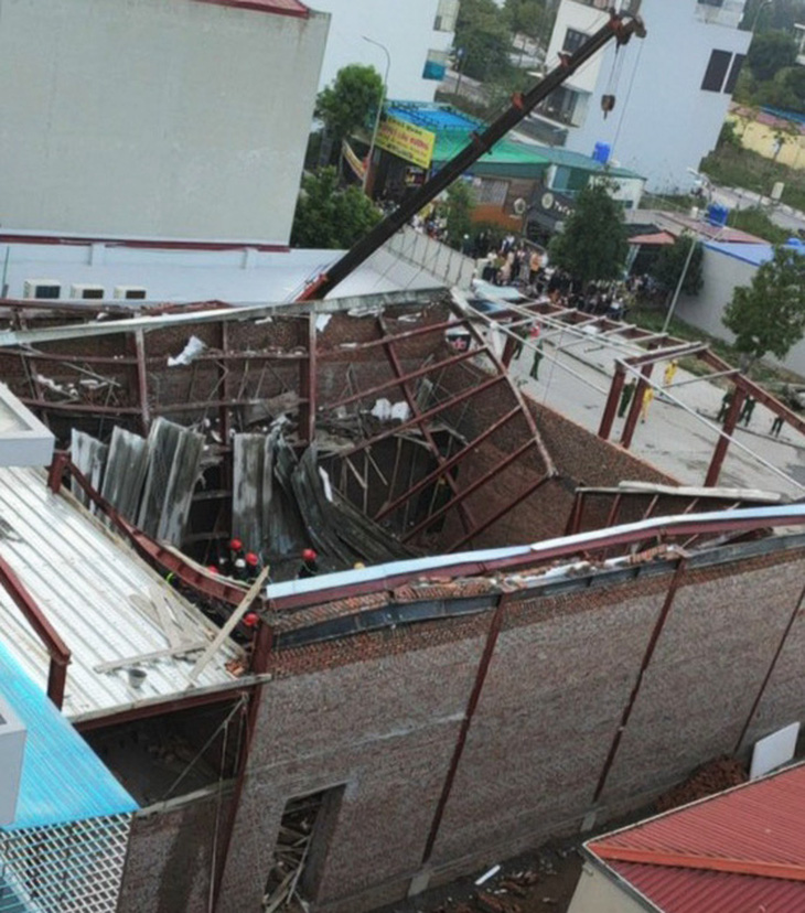 Hiện trường vụ sập mái nhà trong quá trình đổ bê tông tại huyện Thái Thụy, tỉnh Thái Bình - Ảnh: V.DŨNG