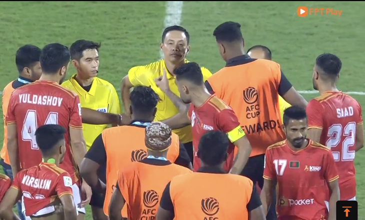 Cầu thủ Bashundhara Kings chỉ tay phản ứng trọng tài Ngô Duy Lân sau trận đấu, bên cạnh lực lượng an ninh (áo cam) đến hỗ trợ an toàn - Ảnh chụp màn hình