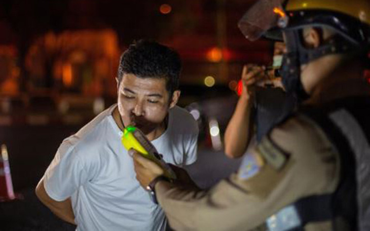 Thái Lan quy định quán nhậu xuyên đêm phải ngăn khách say rượu lái xe