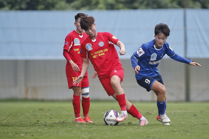 Đội nữ Than Khoáng sản Việt Nam (áo đỏ) dẫn đầu sau 9 vòng đấu Giải bóng đá nữ VĐQG 2023 - Ảnh: THÁI SƠN BẮC