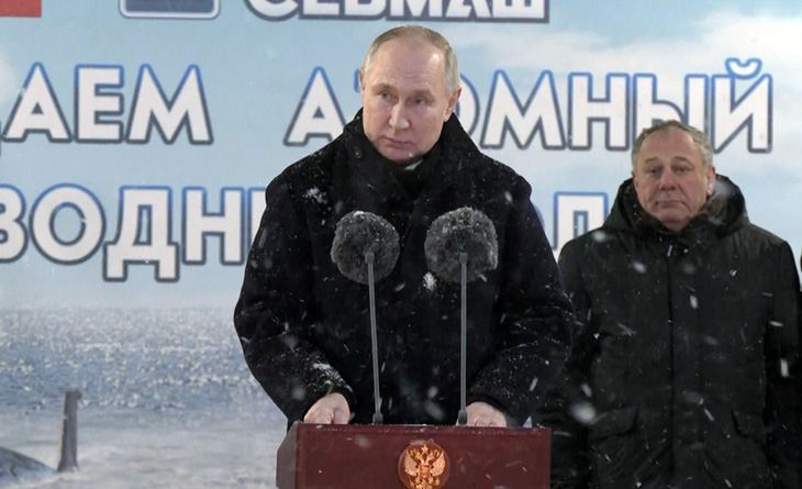 Tổng thống Nga Putin phát biểu dưới tuyết tại lễ chào cờ trong buổi hạ thủy hai tàu ngầm hạt nhân hôm 11-12 - Ảnh: TVC