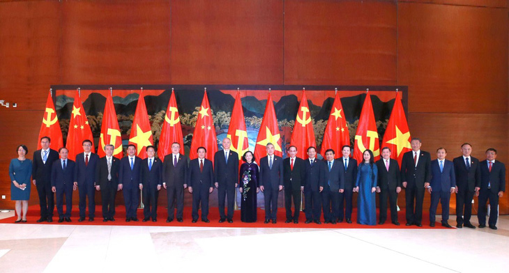 Đoàn quan chức Việt Nam và Trung Quốc tham dự hội đàm chụp ảnh chung - Ảnh: TTXVN