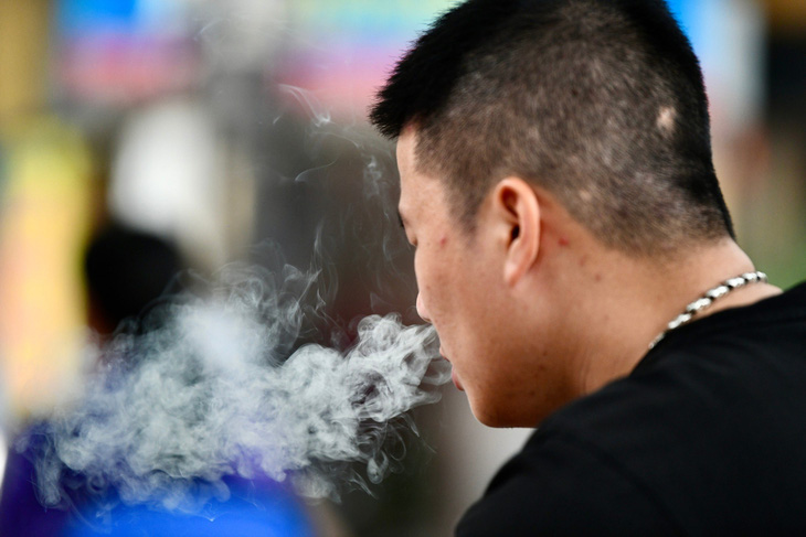 Tỉ lệ hút thuốc lá tại Việt Nam vẫn còn cao - Ảnh: NAM TRẦN
