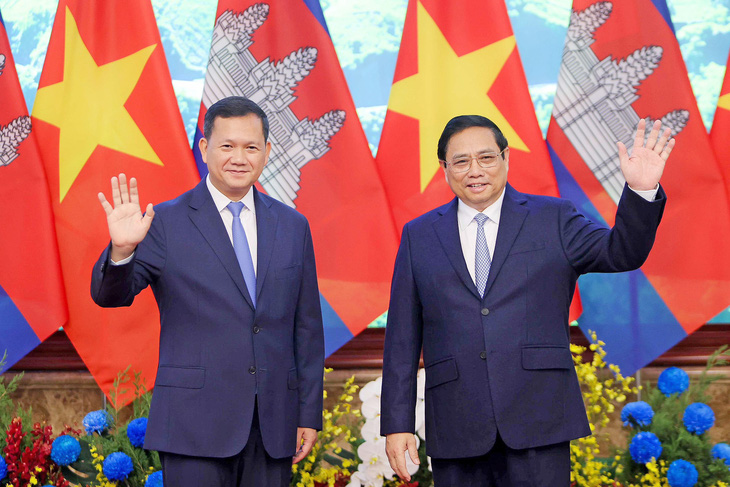 Thủ tướng Phạm Minh Chính cùng với Thủ tướng Campuchia Hun Manet vẫy chào trước khi bước vào cuộc hội đàm chính thức - Ảnh: NGUYỄN KHÁNH